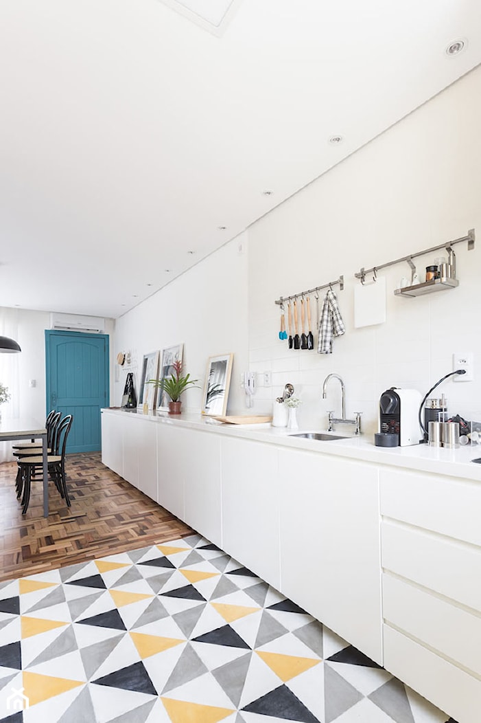 Wnętrza: Nowoczesne mieszkanie z pięknym parkietem i czarnymi ścianam - Kuchnia, styl nowoczesny - zdjęcie od Small world of design - Homebook