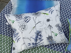 Poduszka dekoracyjna Designers Guild Outdoor Acanthus Indigo - zdjęcie od PODPIERZYNĄ