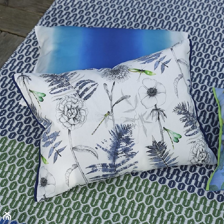 Poduszka dekoracyjna Designers Guild Outdoor Acanthus Indigo - zdjęcie od PODPIERZYNĄ