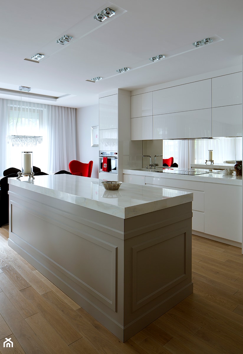 Apartament na Wilanowie - Średnia otwarta z salonem z kamiennym blatem biała z zabudowaną lodówką z podblatowym zlewozmywakiem kuchnia jednorzędowa z wyspą lub półwyspem, styl nowoczesny - zdjęcie od Sikorski_Supreme_Furniture