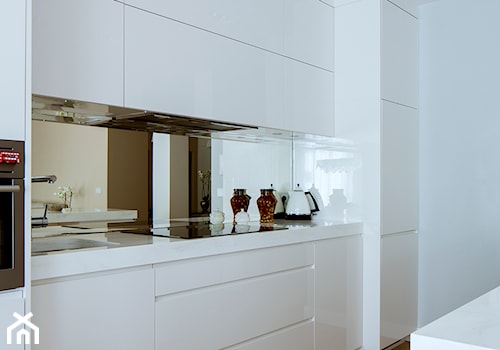 Apartament na Wilanowie - Mała z kamiennym blatem biała z zabudowaną lodówką z podblatowym zlewozmywakiem kuchnia jednorzędowa, styl nowoczesny - zdjęcie od Sikorski_Supreme_Furniture