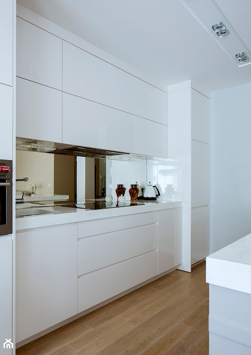 Apartament na Wilanowie - Mała z kamiennym blatem biała z zabudowaną lodówką z podblatowym zlewozmywakiem kuchnia jednorzędowa, styl nowoczesny - zdjęcie od Sikorski_Supreme_Furniture