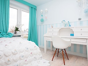 pokój księżniczki - Średni biały niebieski pokój dziecka dla nastolatka dla dziewczynki, styl tradycyjny - zdjęcie od Małgorzata Kamińska Projektant wnętrz