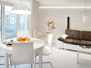 Wnętrza prywatne - Mały biały salon z jadalnią, styl nowoczesny - zdjęcie od MONTARI