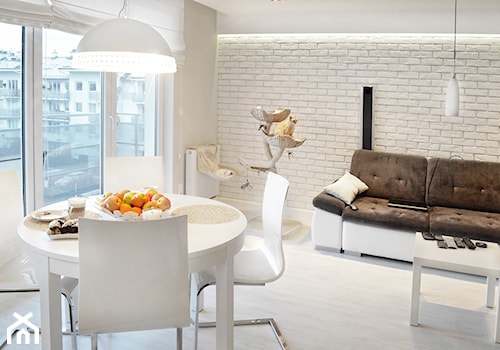Wnętrza prywatne - Mały biały salon z jadalnią, styl nowoczesny - zdjęcie od MONTARI