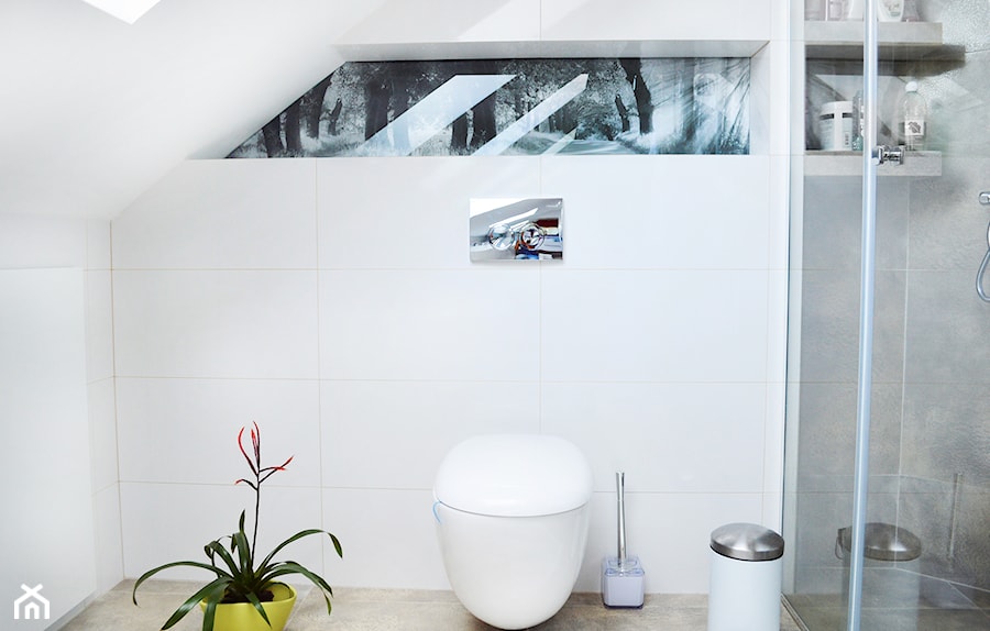 Łazienka - Mała na poddaszu łazienka z oknem, styl nowoczesny - zdjęcie od MONTARI