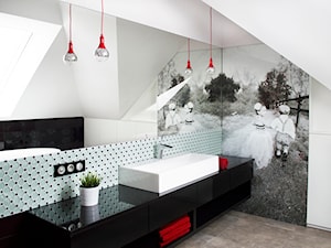 Łazienka - Średnia na poddaszu z lustrem łazienka z oknem, styl glamour - zdjęcie od MONTARI