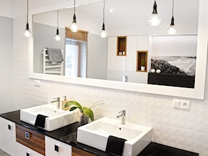 Łazienka - Średnia na poddaszu z dwoma umywalkami łazienka z oknem, styl nowoczesny - zdjęcie od MONTARI