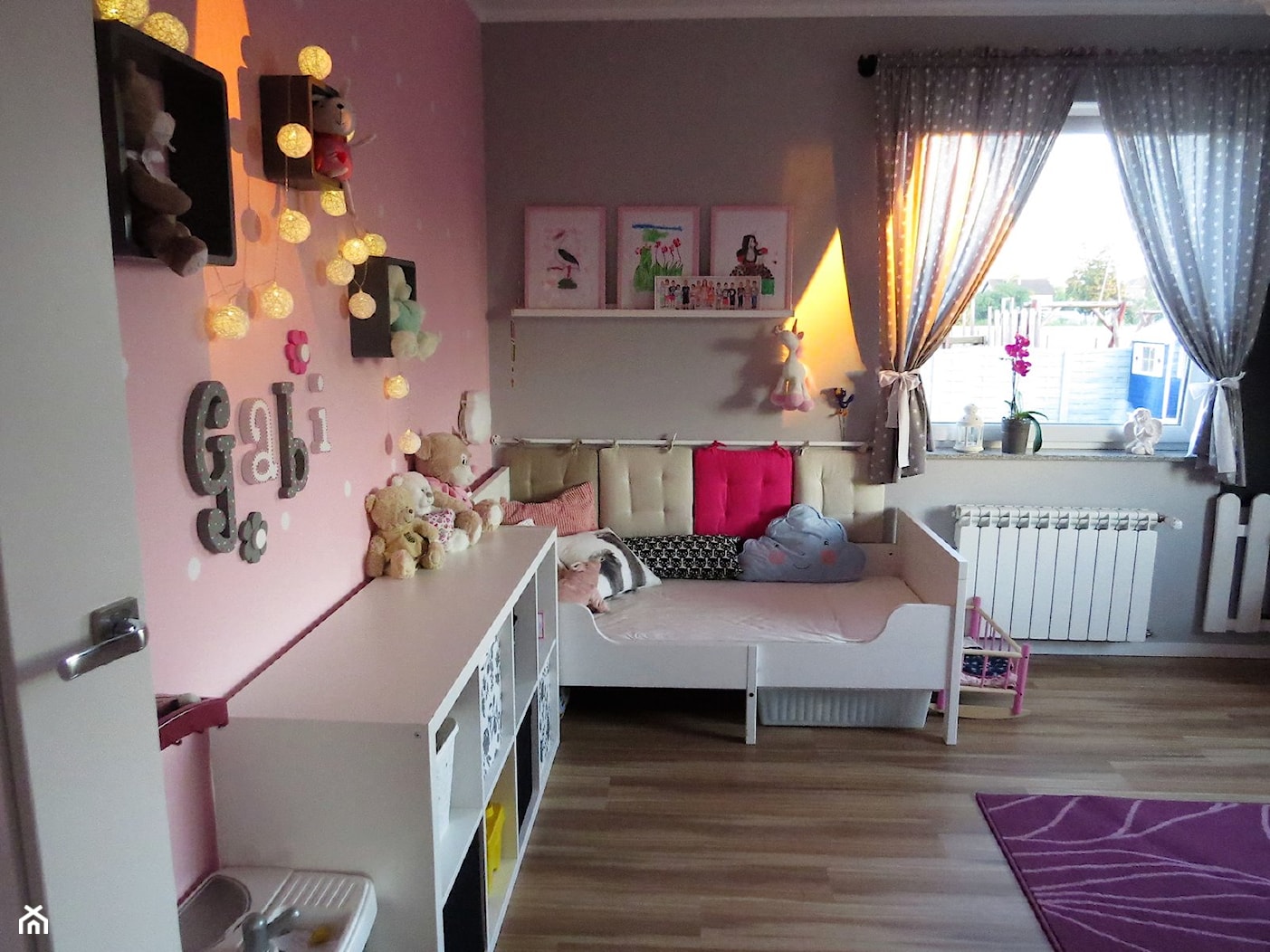 #pokojdziecka - Średni różowy szary pokój dziecka dla dziecka dla dziewczynki - zdjęcie od Renata Kuźma - Homebook