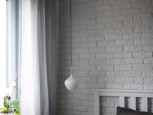 Szare wnętrze z dodatkami - Średnia biała sypialnia - zdjęcie od ayadesign