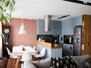 Szare wnętrze z dodatkami - Średnia czarna jadalnia w salonie w kuchni - zdjęcie od ayadesign