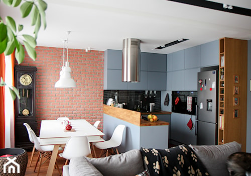 Szare wnętrze z dodatkami - Średnia czarna jadalnia w salonie w kuchni - zdjęcie od ayadesign