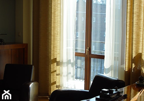 Mieszkanie prywatne, Warszawa ul. Koszykowa - Żółty salon z tarasem / balkonem, styl glamour - zdjęcie od hmarchitekci