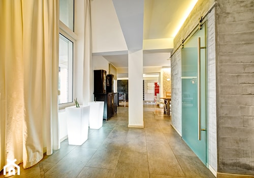 Dom z widokiem na antyki - Hol / przedpokój, styl minimalistyczny - zdjęcie od MooKoo Design