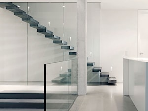 KAMEX - nowoczesne schody - Schody jednobiegowe drewniane, styl nowoczesny - zdjęcie od Ekspert Schodów KAMEX