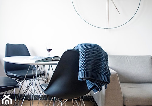 Po męsku - Mały biały salon z jadalnią, styl minimalistyczny - zdjęcie od Zolnik Pracownia