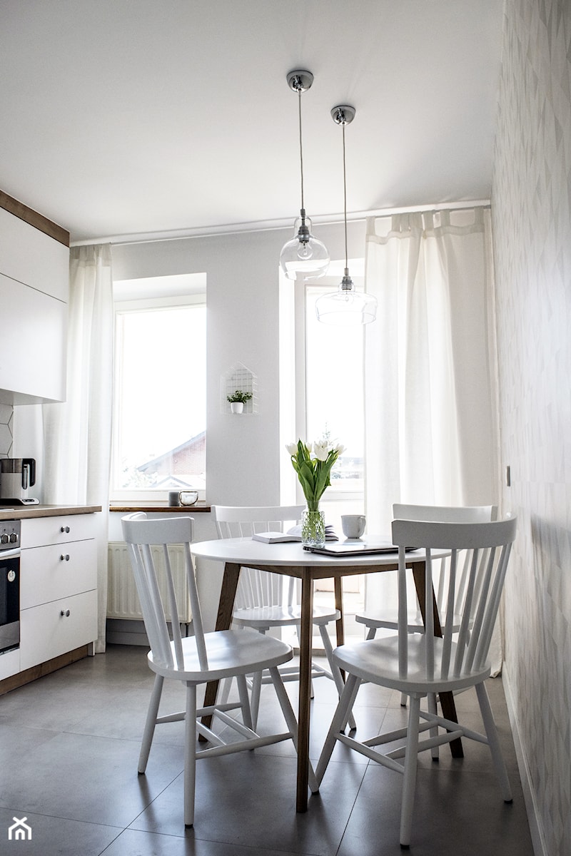 Geometric fusion - Mała beżowa biała jadalnia w kuchni, styl nowoczesny - zdjęcie od Zolnik Pracownia