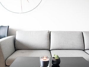 Po męsku - Mały biały salon, styl minimalistyczny - zdjęcie od Zolnik Pracownia