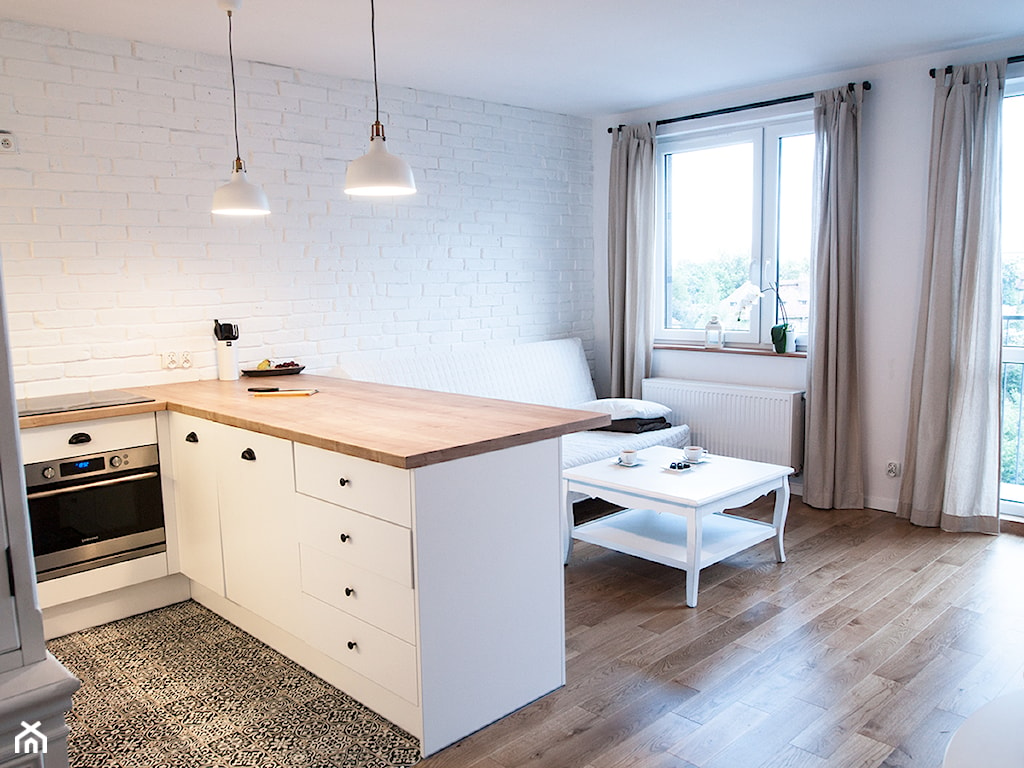 salon z kuchnią w bloku w stylu skandynawskim