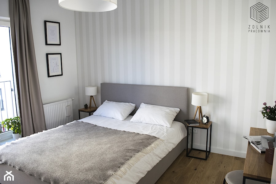 Apartamenty Kurkowa - Średnia biała szara z biurkiem sypialnia z balkonem / tarasem, styl nowoczesny - zdjęcie od Zolnik Pracownia