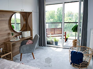 Kępa Mieszczańska - Średnia biała szara sypialnia z balkonem / tarasem, styl skandynawski - zdjęcie od Zolnik Pracownia