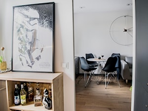 Po męsku - Mały biały salon z jadalnią, styl nowoczesny - zdjęcie od Zolnik Pracownia