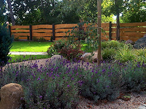 Średni z nawierzchnią pokrytą kostką brukową ogród za domem - zdjęcie od addGreen Architektura Krajobrazu