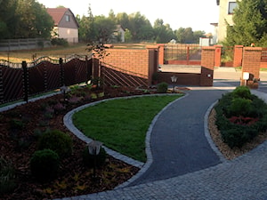 Front Łuki - Średni z nawierzchnią pokrytą kostką brukową ogród przed domem - zdjęcie od addGreen Architektura Krajobrazu
