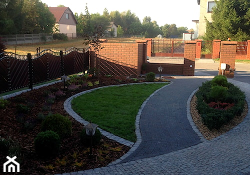 Front Łuki - Średni z nawierzchnią pokrytą kostką brukową ogród przed domem - zdjęcie od addGreen Architektura Krajobrazu