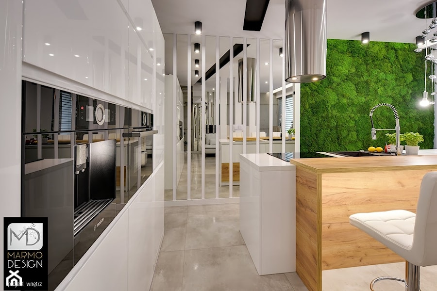 Kuchnia otwarta - Średnia otwarta z salonem z kamiennym blatem biała z zabudowaną lodówką z nablatowym zlewozmywakiem kuchnia jednorzędowa z wyspą lub półwyspem, styl nowoczesny - zdjęcie od marmo Design Projektowanie wnętrz