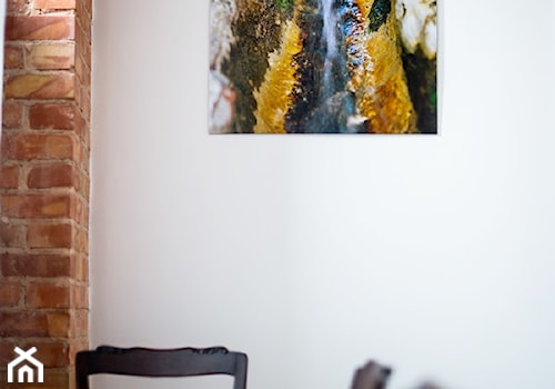 cegła we wnętrzu - Mała szara jadalnia jako osobne pomieszczenie - zdjęcie od Anna Błażowska