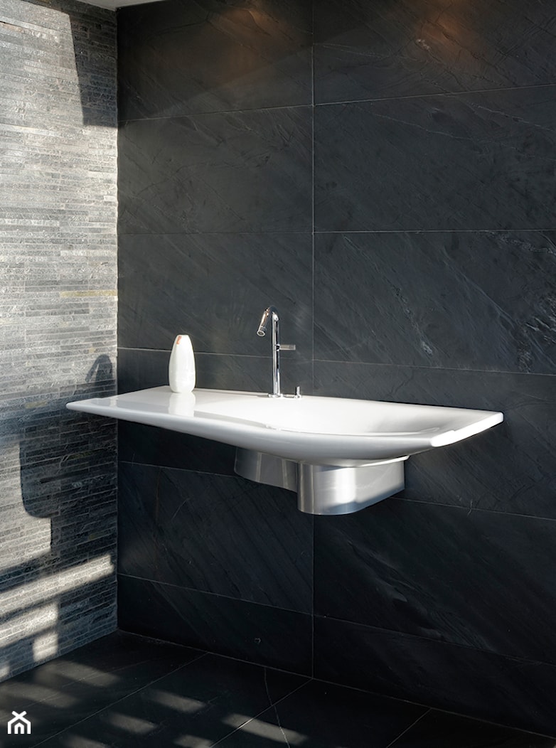 Kontrast podkreślający armaturę nowoczesnych łazienek - zdjęcie od Klink.pl Kamień Naturalny - Homebook