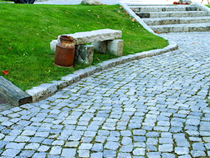 Aranżacja rabat przy pomocy kostki granitowej - zdjęcie od Klink.pl Kamień Naturalny