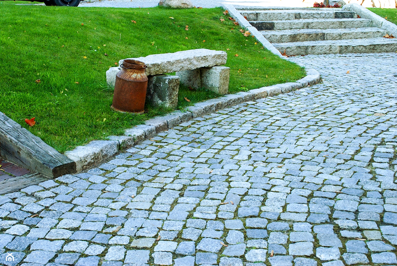 Aranżacja rabat przy pomocy kostki granitowej - zdjęcie od Klink.pl Kamień Naturalny - Homebook