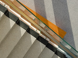 Szary granit na schodach to gwarancja efektownego wyglądu - zdjęcie od Klink.pl Kamień Naturalny