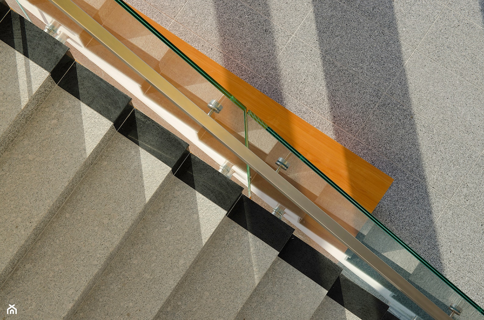 Szary granit na schodach to gwarancja efektownego wyglądu - zdjęcie od Klink.pl Kamień Naturalny - Homebook
