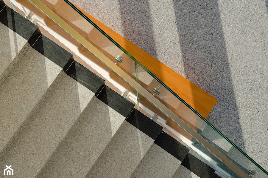 Szary granit na schodach to gwarancja efektownego wyglądu - zdjęcie od Klink.pl Kamień Naturalny