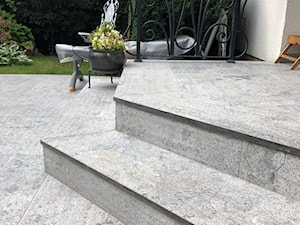 Efektowne i ponadczasowe schody ze stopni wapiennych - zdjęcie od Klink.pl Kamień Naturalny