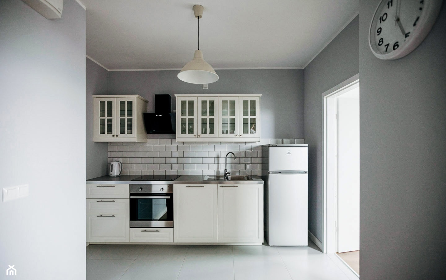 Białe płytki przy meblach i szare ściany w klasycznej kuchni - zdjęcie od Klink.pl Kamień Naturalny - Homebook