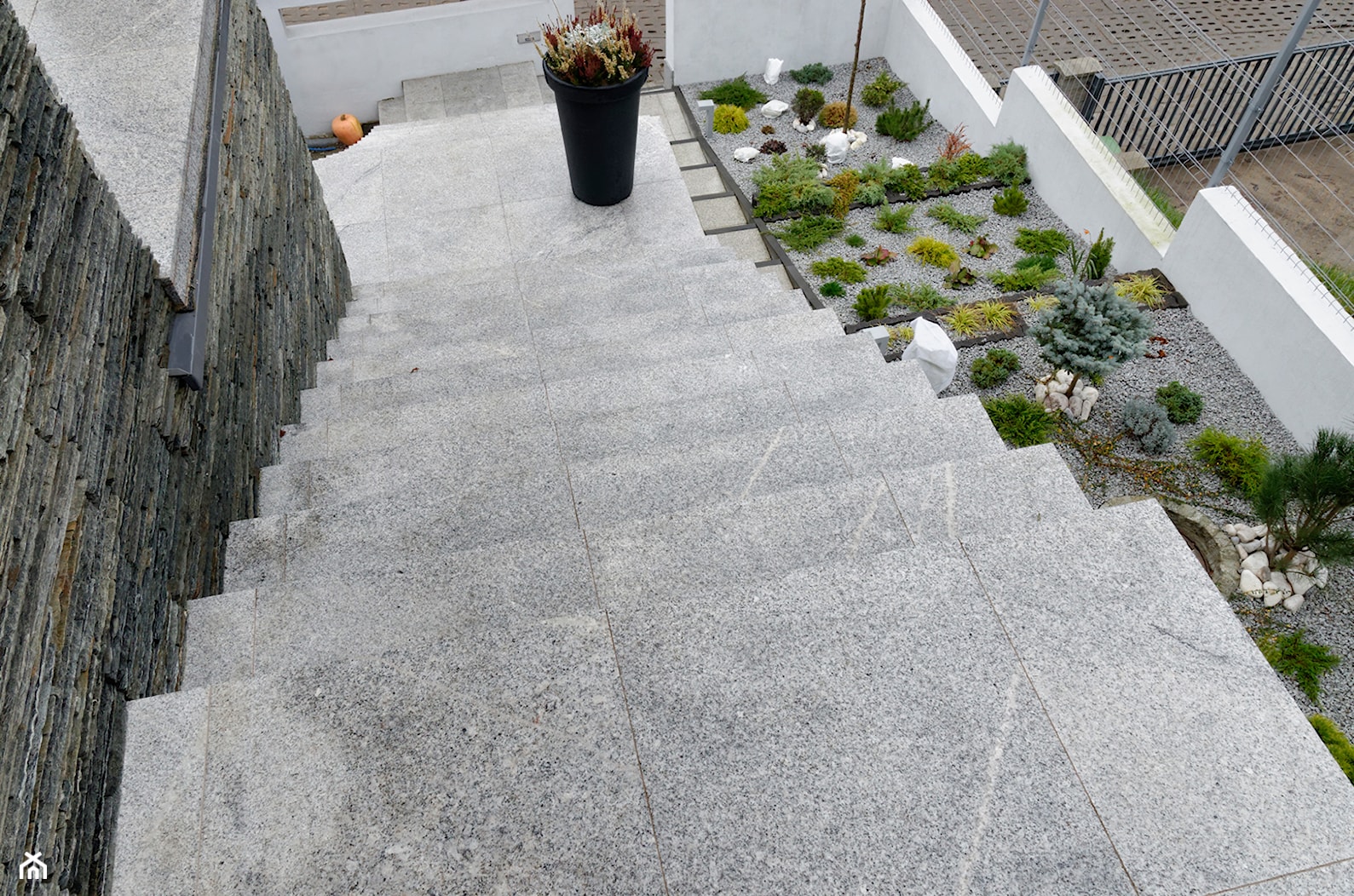 Granit na schodach – gwarancja efektownego wyglądu i najwyższej jakości - zdjęcie od Klink.pl Kamień Naturalny - Homebook