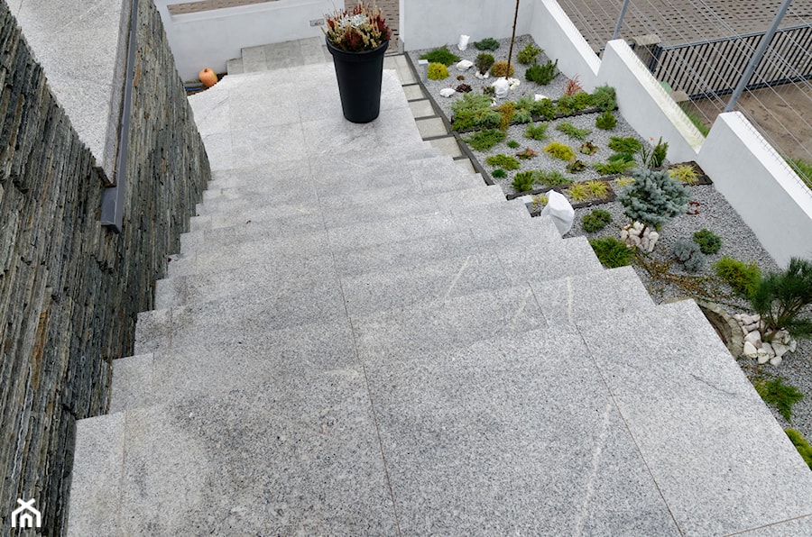 Granit na schodach – gwarancja efektownego wyglądu i najwyższej jakości - zdjęcie od Klink.pl Kamień Naturalny