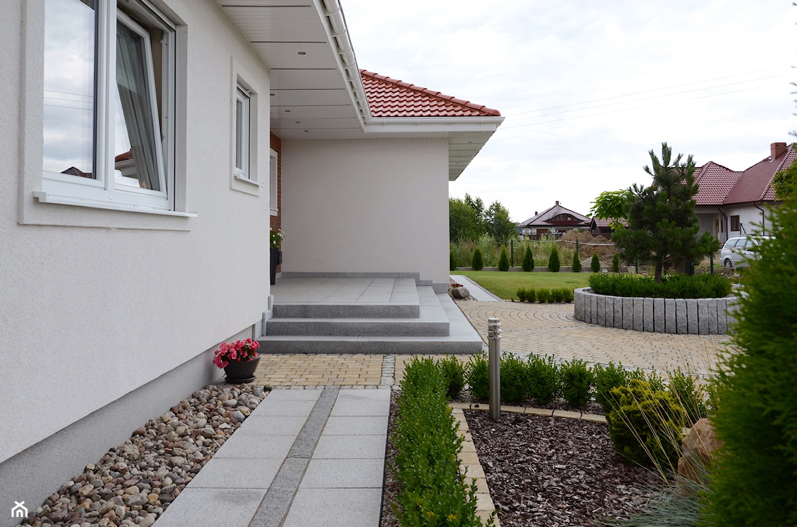 Spójny i estetyczny ogród z granitem - zdjęcie od Klink.pl Kamień Naturalny - Homebook