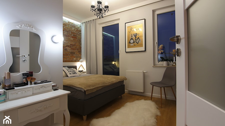 Mieszkanie 50m - Średnia biała sypialnia z balkonem / tarasem, styl skandynawski - zdjęcie od Magdalena Kruczyk 2