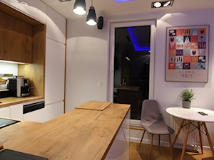 Mieszkanie 50m - Mała otwarta z salonem biała z zabudowaną lodówką z nablatowym zlewozmywakiem kuchnia w kształcie litery u z oknem, styl skandynawski - zdjęcie od Magdalena Kruczyk 2