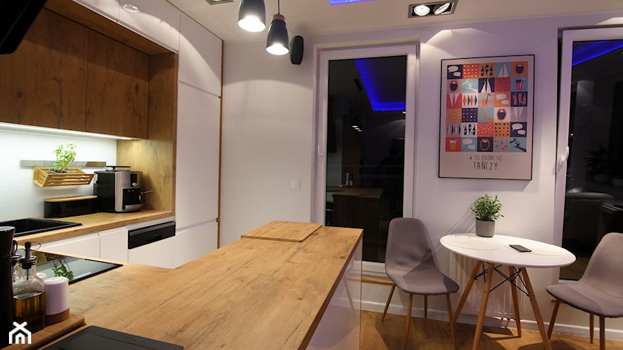 Mieszkanie 50m - Mała otwarta z salonem biała z zabudowaną lodówką z nablatowym zlewozmywakiem kuchnia w kształcie litery u z oknem, styl skandynawski - zdjęcie od Magdalena Kruczyk 2