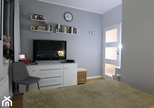 Mieszkanie 50m - Mała biała szara sypialnia, styl skandynawski - zdjęcie od Magdalena Kruczyk 2