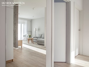 Projekt mieszkania 70m2, Łódź - Średni biały hol / przedpokój, styl skandynawski - zdjęcie od SKOREK WNĘTRZA