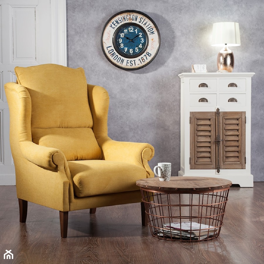 Fotel w kolorze musztardowym, Stolik Copper Basket, komoda Brighton, zegar Kensington - zdjęcie od Dekoria.pl