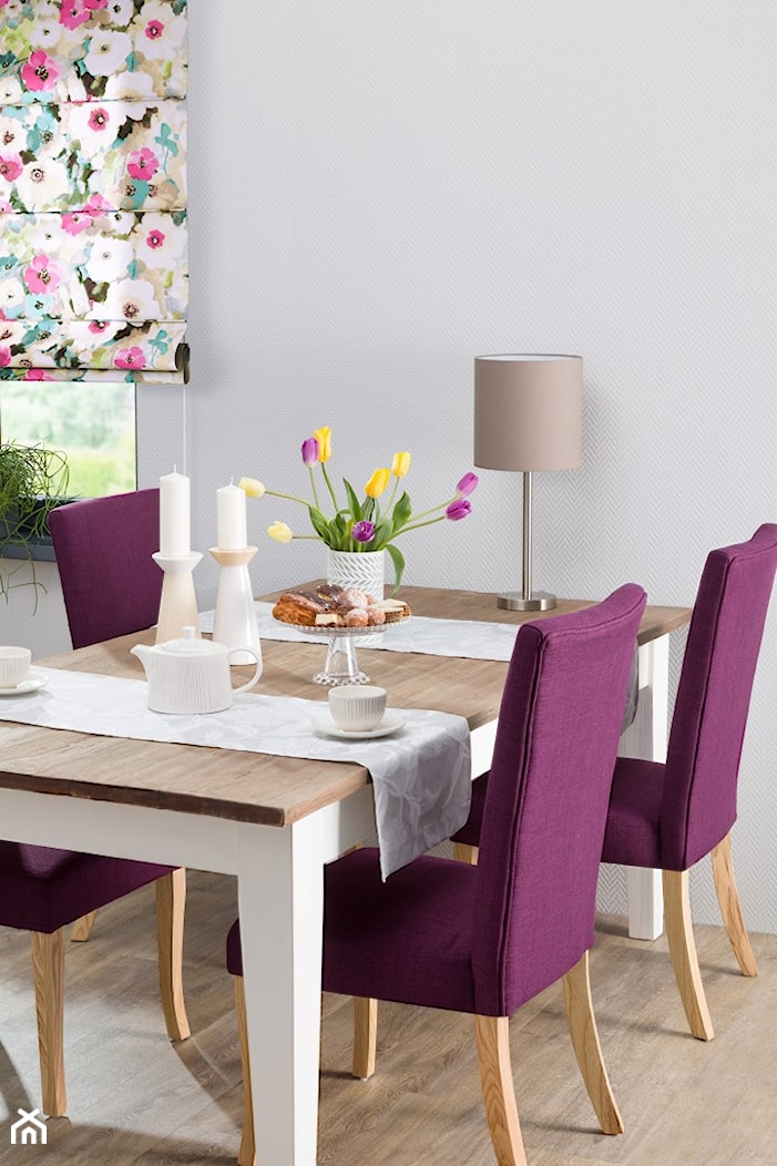 stół do jadalni, lampa stołowa, roleta rzymska, tkaniny w kwiaty, ceramika, świecznik, wazon, bieżnik, dekoracja stołu, pikowane krzesło - zdjęcie od Dekoria.pl - Homebook