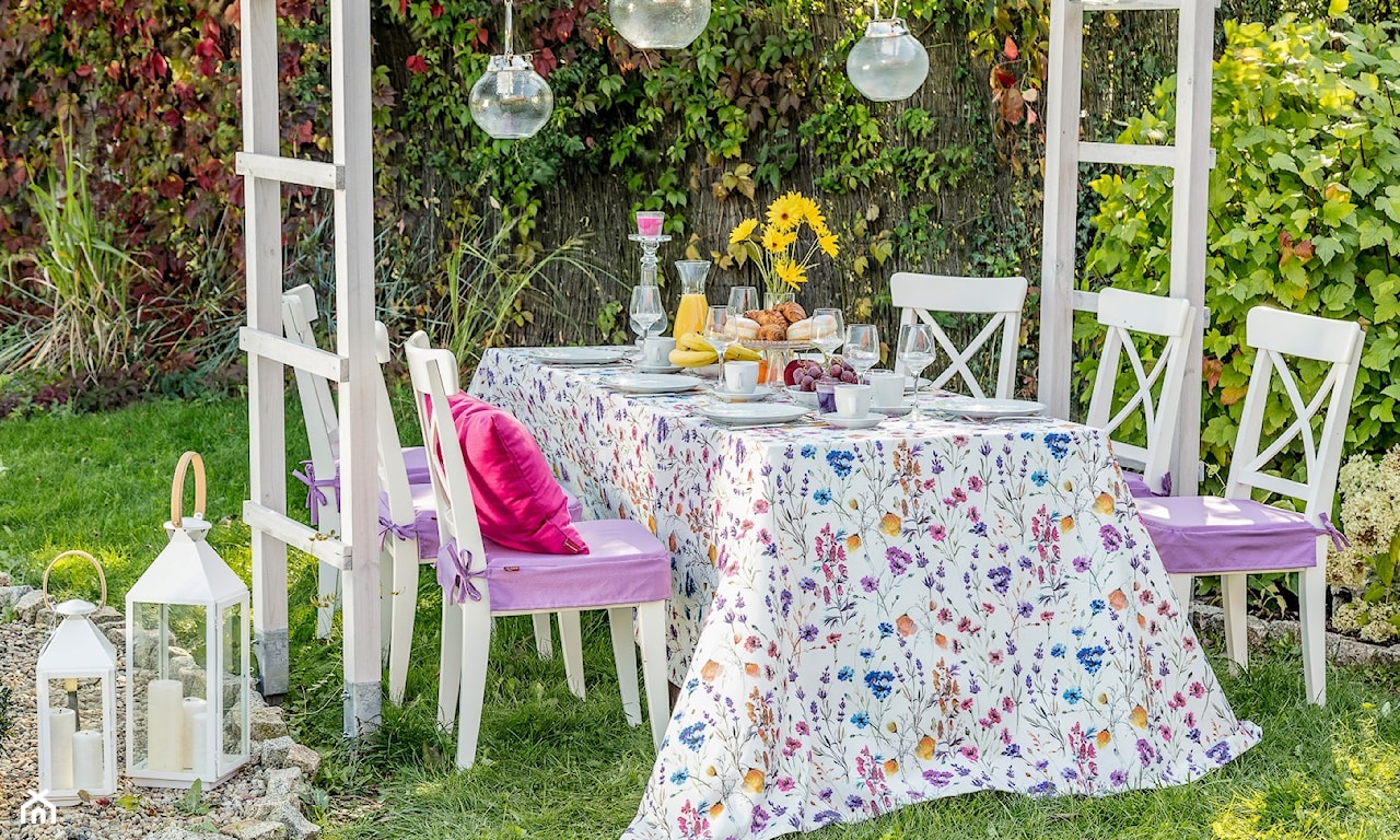 stół w ogrodzie w stylu prowansalskim